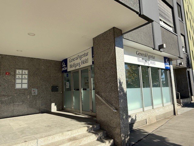 Illustration einer Stadt am Wasser mit Kirche, Gebäuden und bewaldetem Hügel im Hintergrund