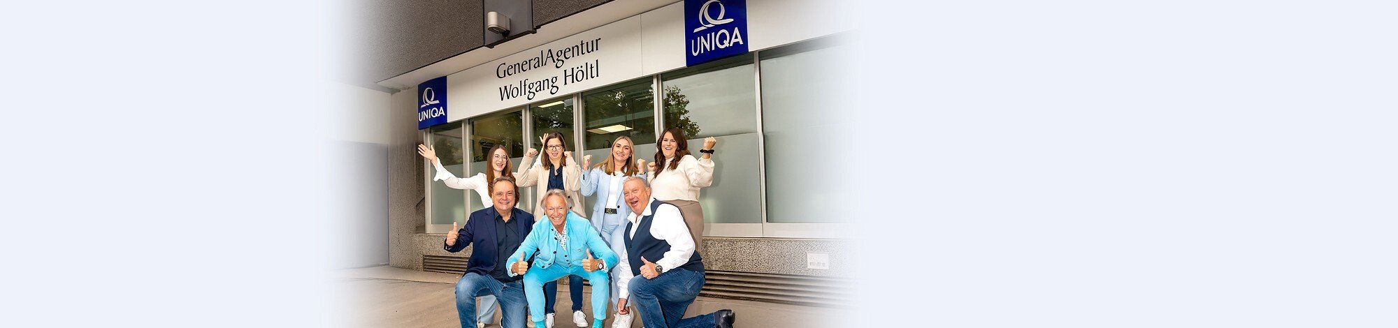 Illustration eines kleinen Geschäftsgebäudes mit blauem Dach, großen Schaufenstern und „Willkommen“-Schild an der Eingangstür​